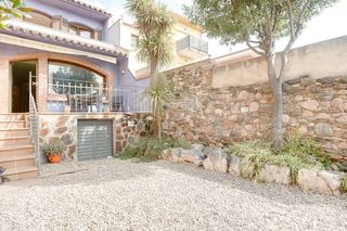 Casa aparellada a Sant Antoni de Vilamajor. De 3 plantas