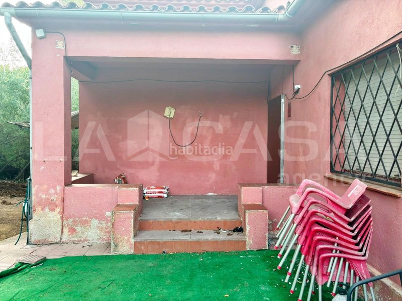 Foto 3167adad-9080-48c9-9893-6fbe57f50652. Casa amb xemeneia a Montornès del Vallès