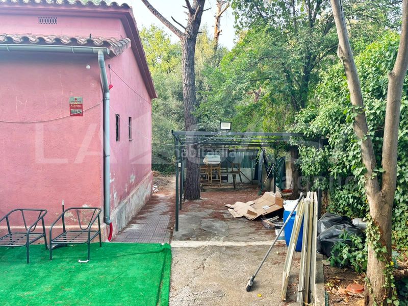 Foto 92c8deca-ea4e-4cbd-92c1-e01fe7363352. Casa amb xemeneia a Montornès del Vallès