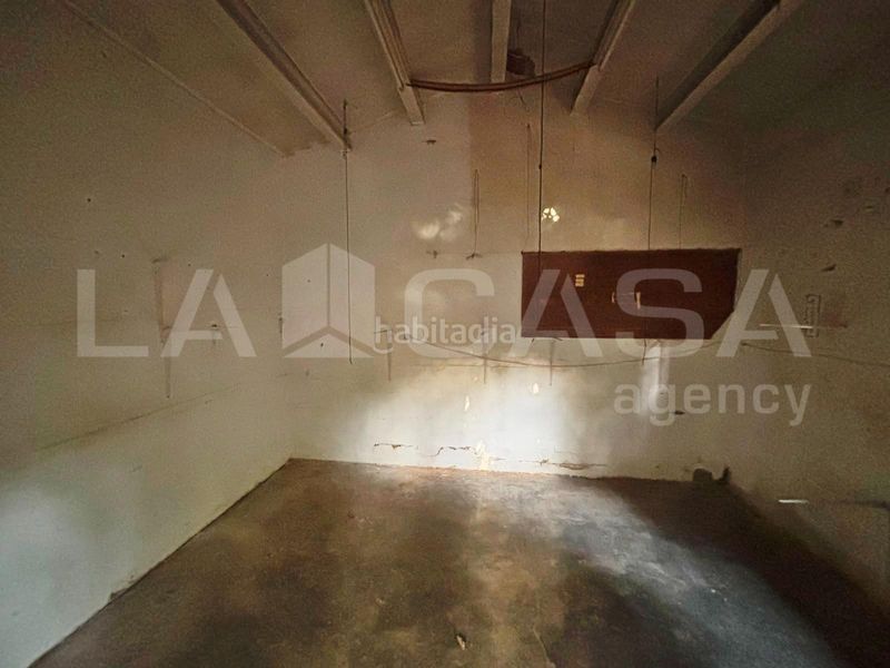 Foto b39dedf1-85ef-44eb-b265-d37f8d0f0913. Casa amb xemeneia a Montornès del Vallès