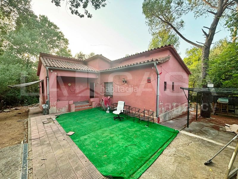 Foto f5793f92-6f22-4539-b228-f5194b02877c. Casa amb xemeneia a Montornès del Vallès