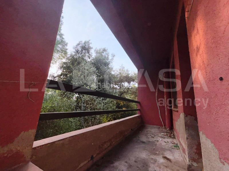 Foto f589bfb1-30b0-4f9e-813c-6c8e2b25272a. Casa amb xemeneia a Montornès del Vallès