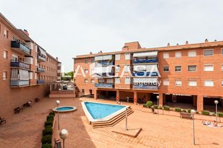 Etagenwohnung in Canovelles. Con piscina comunitaria