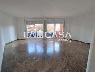 Flat in Canovelles. Con piscina comunitaria