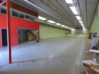 Capannone industriale in Òdena. Fabulosa nave 700 m2, diáfana, dos accesos, oficinas, puerta gra