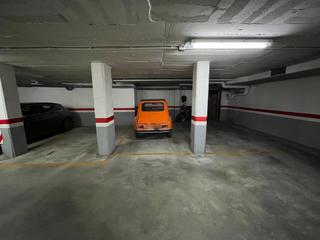 Rent Car parking in Poble Sec. Plaza de parquing y trastero en zona hospital