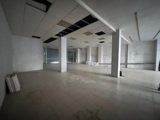 Lloguer Local Comercial a Llevant. Local en igualada  de 350m2 per 900 euros.