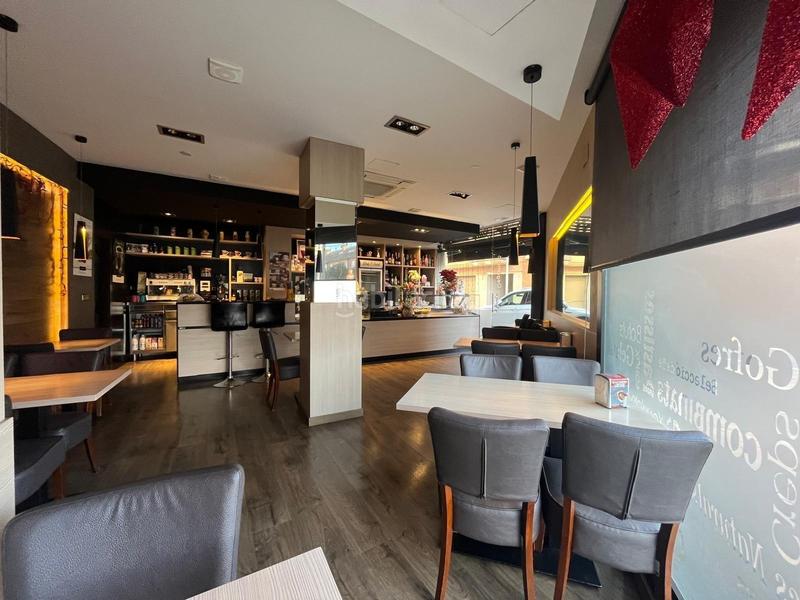 Foto d4cc85a5-a160-4b82-8c16-6db371216756. Alquiler local comercial traspaso de negocio cafetería espectacular totalmente equipado en funcionamiento en Igualada