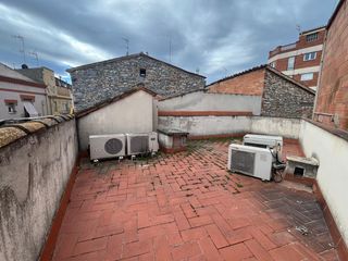 House in Sant Martí de Tous. Edificio uso comercial en sant marti de tous, dos plantas por so