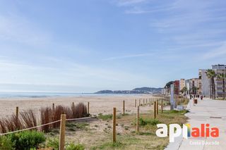 Piano terra in La Pineda. Encantadora planta baja reformada en primera línea de playa en l