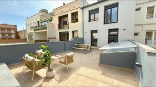 Etagenwohnung in Centre. Piso nuevo con ascensor, 3 dormitorios dobles, 2 baños, amplia t