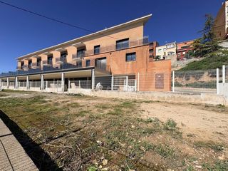 Chalet à Cervera. Obra nova a cervera chalets adosados  de 250m2 construidos, jard