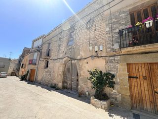 Masia a Cervera. Masia para rehabilitat en vergos de cervera de 300m2  jardin 80m