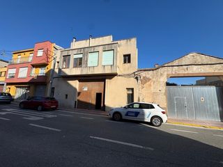 Haus in Sarral. Espectacular finca  de 700m2, con 4 almacenes, adaptada a 2 vivi