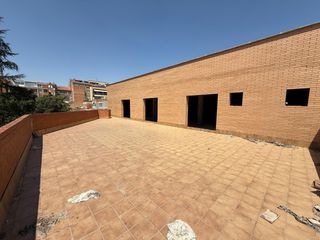 Local Comercial a Llevant. Amplio local comercial en igualada de 1.030 m2 con gran terraza