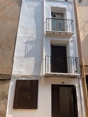 Casa in Calle san vicente 12. Casa para reformar muy bien de precio