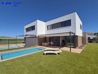 Casa adossada a Sant Pere Pescador