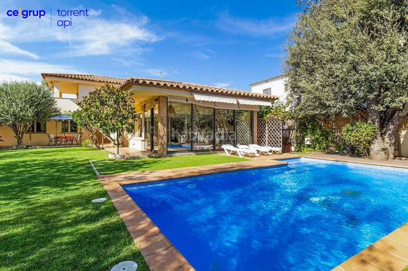 Foto 47326cb4-3d1e-46ae-b360-53cd9329b4c6. Casa amb calefacció aparcament piscina a Riells Escala (L´)