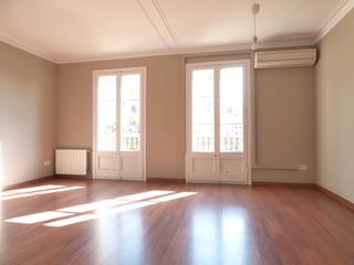 Appartement à L´Antiga Esquerra de l´Eixample. Oportunidad! mucha luz natural y soleado!