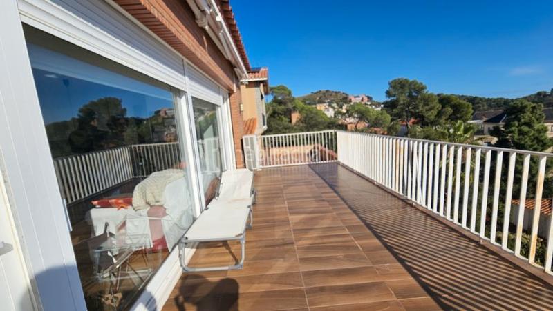 Foto 27a0e981-e509-4eb7-9bd2-96b2666b4768. Chalet con camino riscaldamento parcheggio piscina in Barcelona