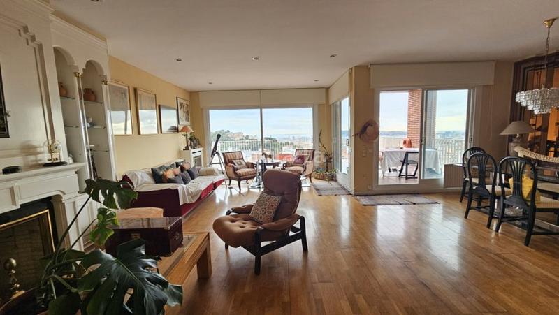 Foto 998b9912-b49d-4709-a33f-64bfc2d9b51e. Chalet con camino riscaldamento parcheggio piscina in Barcelona