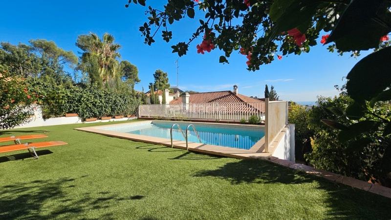 Foto cceebf4c-690f-4cab-9410-012dc18b4d30. Chalet con camino riscaldamento parcheggio piscina in Barcelona