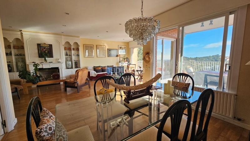 Foto d461db85-9024-4d7b-be1a-d237a1cb27e7. Chalet con camino riscaldamento parcheggio piscina in Barcelona