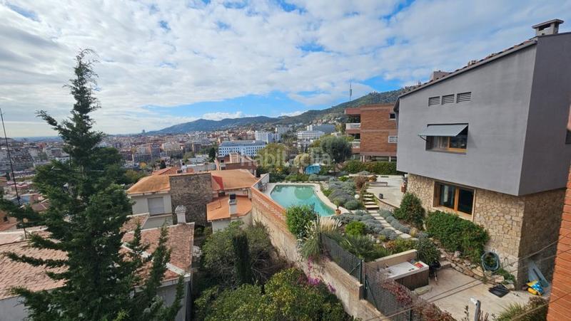 Foto d53562ab-b2e5-4908-9cac-ce513d868456. Chalet con camino riscaldamento parcheggio piscina in Barcelona