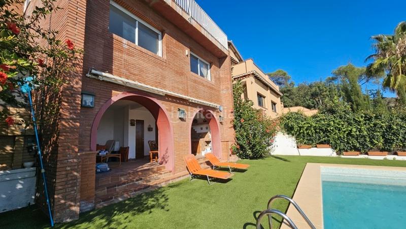 Foto df3d4186-ded9-4e55-8b66-c795de7f4e28. Chalet con camino riscaldamento parcheggio piscina in Barcelona