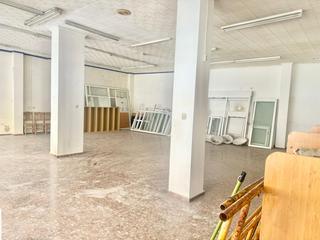Local commercial à Carrer pintor sorolla 30. Se vende planta baja en gandia
