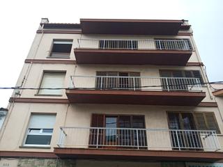 Edifici a Sarrià de Ter. Edifíci de tres pisos i un local comercial