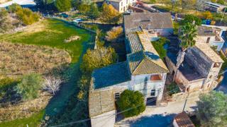 Casa a Saus, Camallera i Llampaies. Casa gran per rehabilitar