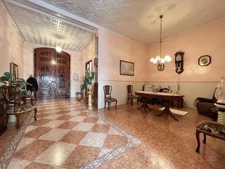 Casa a Caputxins. Gran oportunidad!! casa céntrica con un magnífico patio!! excele