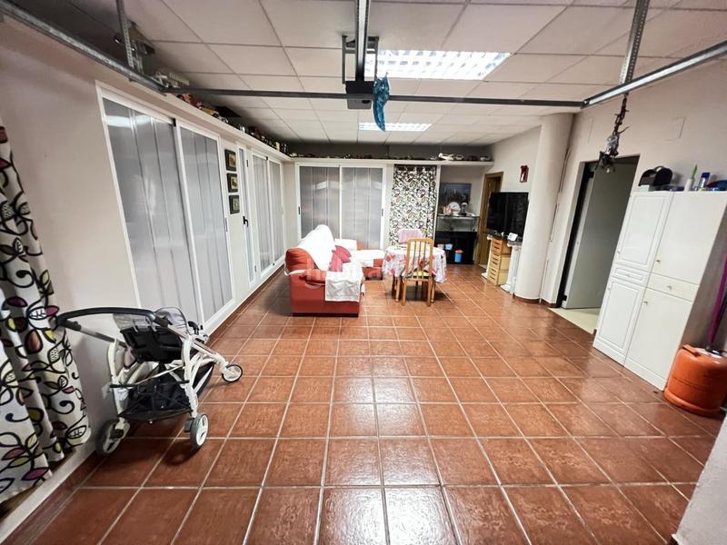 Foto 073b55b1-527a-402b-b2a1-b5e33707d48d. Casa excelente adosado seminuevo, con amplio garaje y terraza y una superficie construida de 165 m2 en zona plaza cartonajes. en Alzira