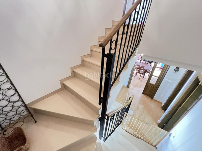 Foto 665679f0-519e-4098-8593-90cdd88b7262. Casa excelente adosado seminuevo, con amplio garaje y terraza y una superficie construida de 165 m2 en zona plaza cartonajes. en Alzira