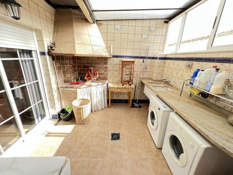 Foto 6ae6ce0d-ead1-41d5-b04d-555c8da9c9a0. Casa excelente adosado seminuevo, con amplio garaje y terraza y una superficie construida de 165 m2 en zona plaza cartonajes. en Alzira