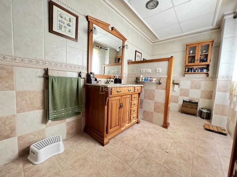 Foto a88af530-37a1-42ef-a085-9da0106475eb. Casa excelente adosado seminuevo, con amplio garaje y terraza y una superficie construida de 165 m2 en zona plaza cartonajes. en Alzira