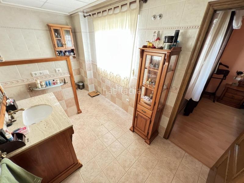 Foto b0078eb7-c454-4ce1-9513-fc13b635f6a3. Casa excelente adosado seminuevo, con amplio garaje y terraza y una superficie construida de 165 m2 en zona plaza cartonajes. en Alzira