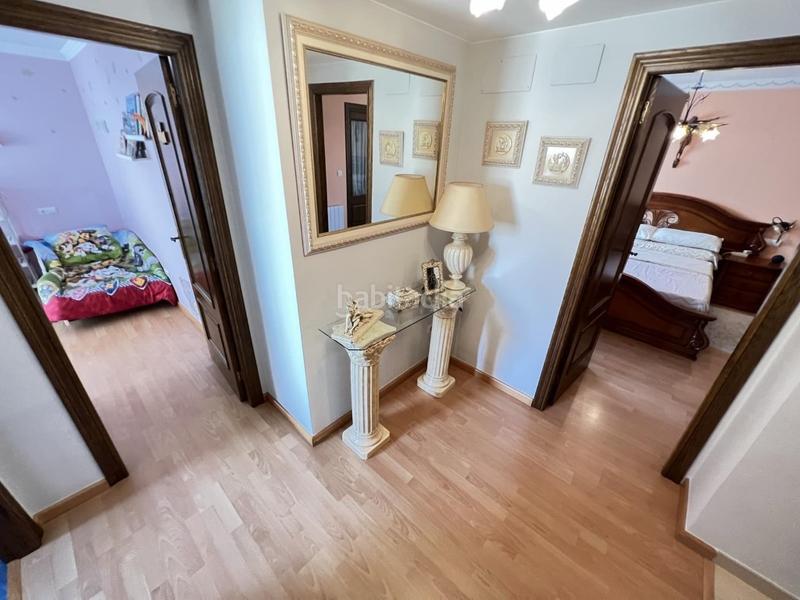 Foto b81b1b6e-ebe7-4252-962b-d679ef073768. Casa excelente adosado seminuevo, con amplio garaje y terraza y una superficie construida de 165 m2 en zona plaza cartonajes. en Alzira