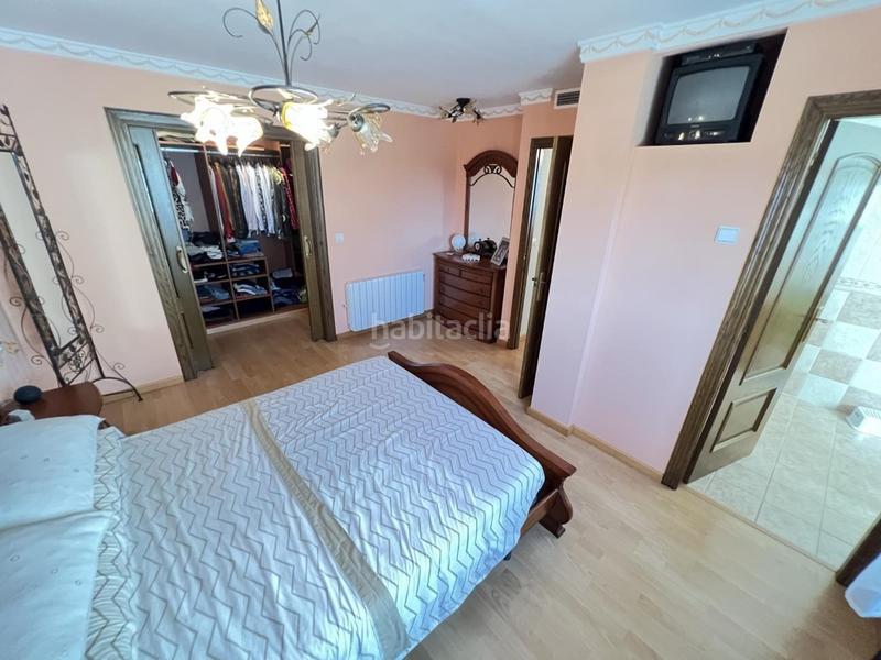 Foto f240dfac-9e64-4140-8158-909d08b9c4d1. Casa excelente adosado seminuevo, con amplio garaje y terraza y una superficie construida de 165 m2 en zona plaza cartonajes. en Alzira
