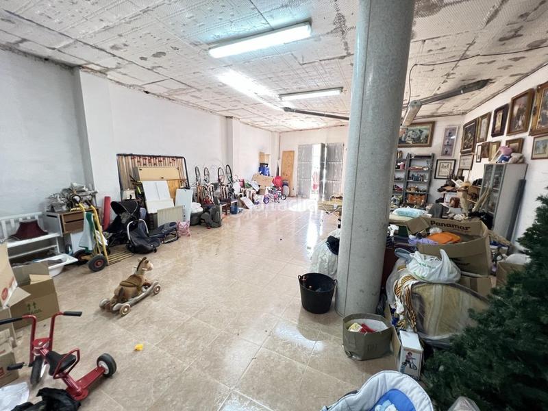 Foto 58e42b36-3771-4598-9db7-5abeb3f844a8. Local comercial magnífico local que da a dos calles con una excelente ubicación , que actualmente está dividido en tres locales por tabi en Alberic