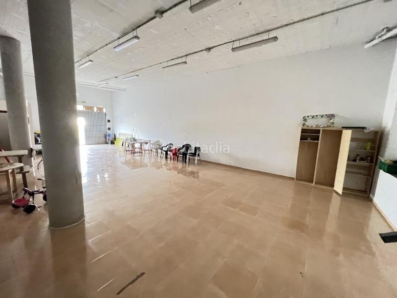 Foto 799a115f-07d0-4e60-b684-ae382e5ea6a1. Local comercial magnífico local que da a dos calles con una excelente ubicación , que actualmente está dividido en tres locales por tabi en Alberic