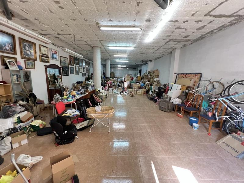 Foto a3e7f692-7f7f-4f08-ba71-c5d3a52c02c0. Local comercial magnífico local que da a dos calles con una excelente ubicación , que actualmente está dividido en tres locales por tabi en Alberic