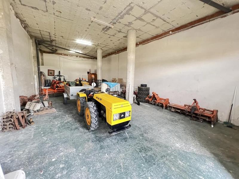 Foto c129b39e-b3c7-4b74-bfe5-8a84c0088799. Local comercial magnífico local que da a dos calles con una excelente ubicación , que actualmente está dividido en tres locales por tabi en Alberic