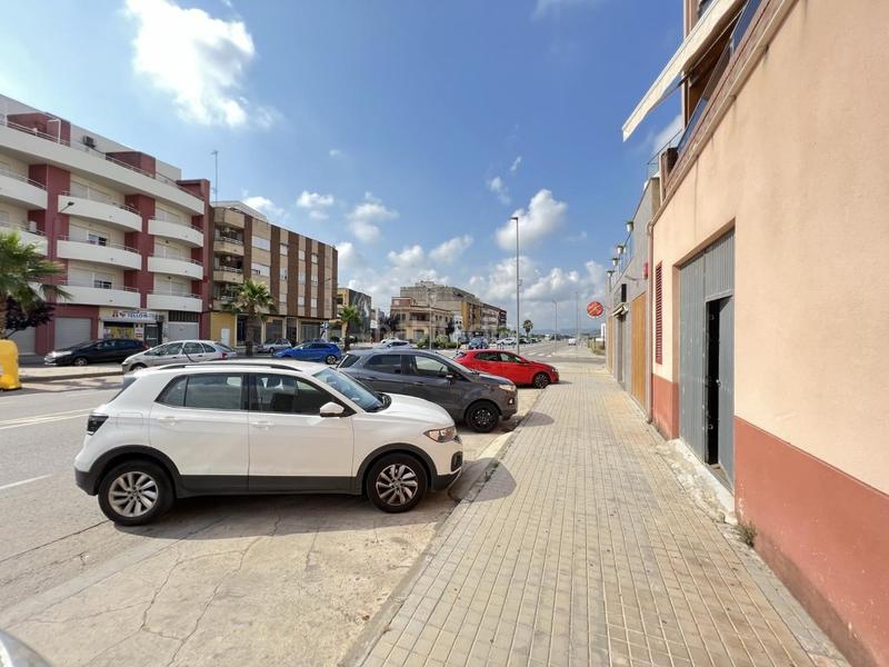 Foto d2b0781c-b089-4f6e-8631-2e4a5d049733. Local comercial magnífico local que da a dos calles con una excelente ubicación , que actualmente está dividido en tres locales por tabi en Alberic