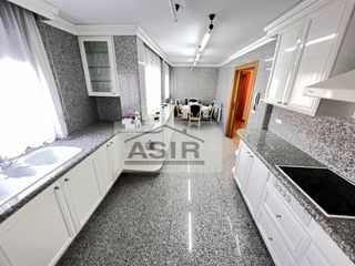 Flat in Alquenència - Venècia. Excelente y bonita casa chaflán de obra nueva con una superficie