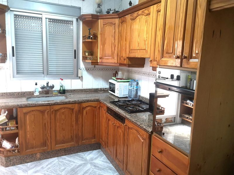 Foto a6cb5102-43f0-4ef6-a056-c8c1e0b9cffb. Casa adossada a Benimuslem