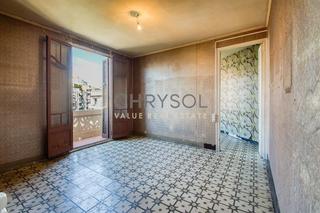 Appartement  Consell de cent. Para reformar con muchas posibilidades.