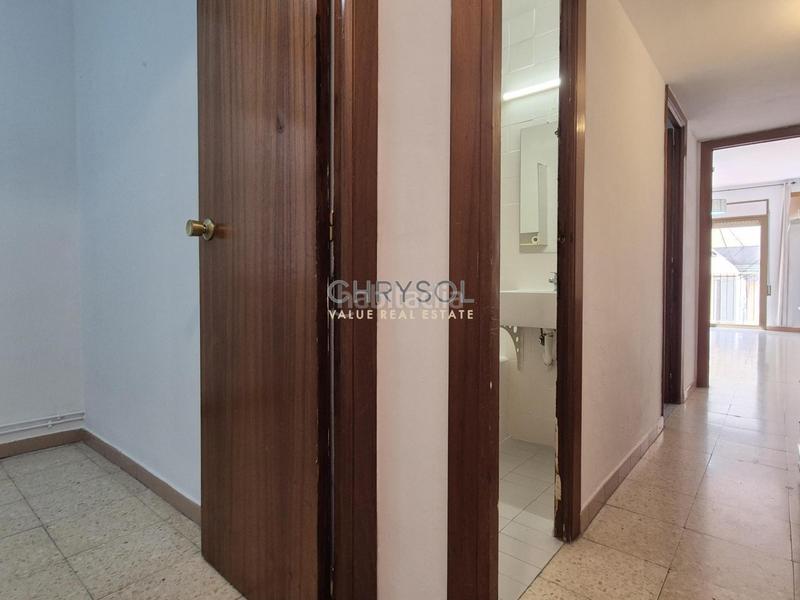 Foto b5bfadda-50c1-4281-a849-5e777781252b. Piso  a reformar en venta. en La Nova Esquerra de l´Eixample Barcelona