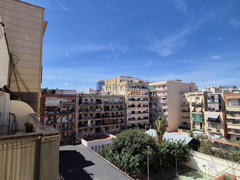 Foto f3d00a30-1a72-4802-950c-2fa0b3c222af. Piso  a reformar en venta. en La Nova Esquerra de l´Eixample Barcelona